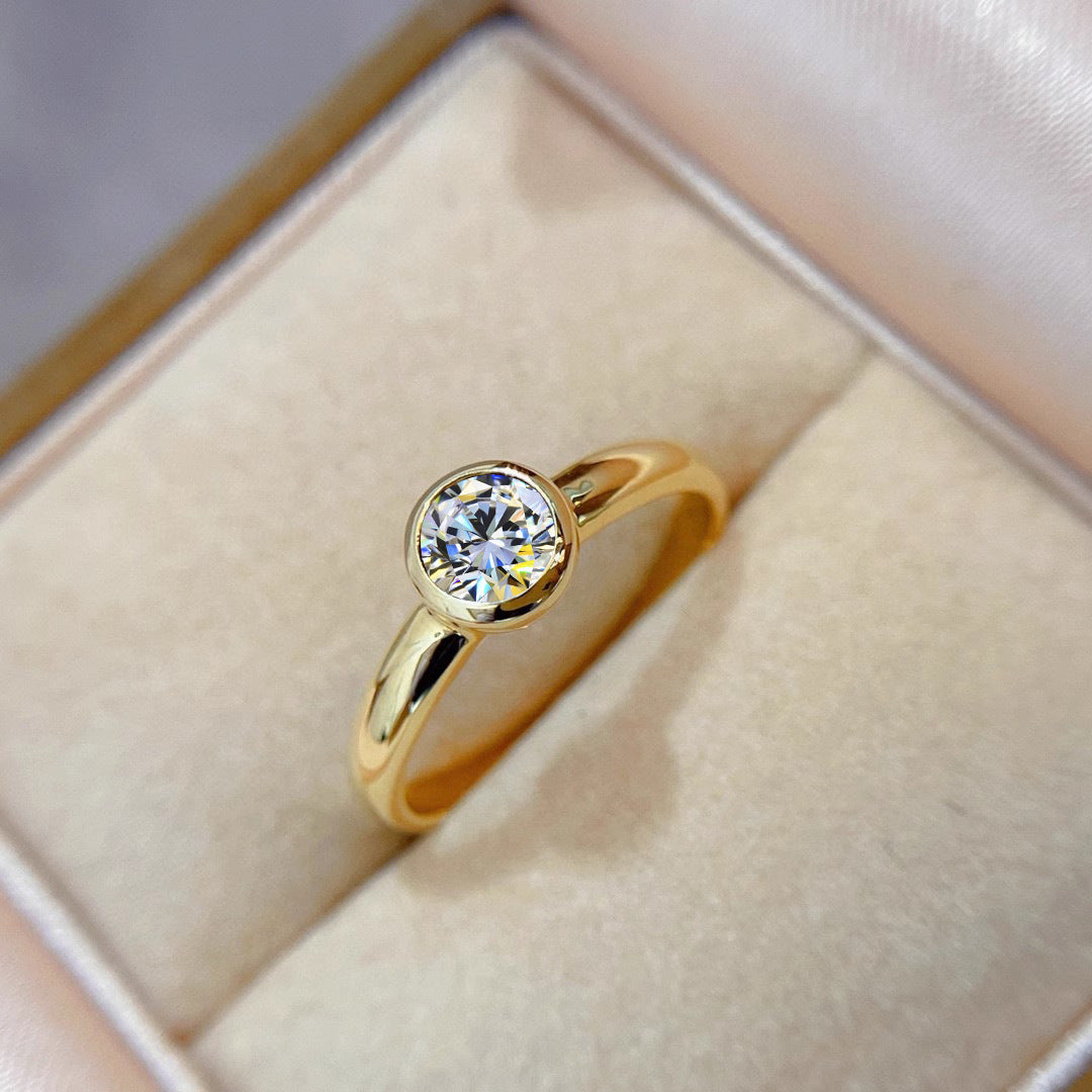 Vergoldeter Ring mit 1 Karat Zirkonia | Damenring, Light Luxury, runder Solitär, Größen 6–9