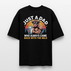 Vatertags Oversized Shirt „Just a Dad Who Always Came Back With the Milk“ | Lustiges Bullendesign - Schwarz