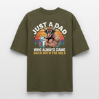 Vatertags Oversized Shirt „Just a Dad Who Always Came Back With the Milk“ | Lustiges Bullendesign - Khaki