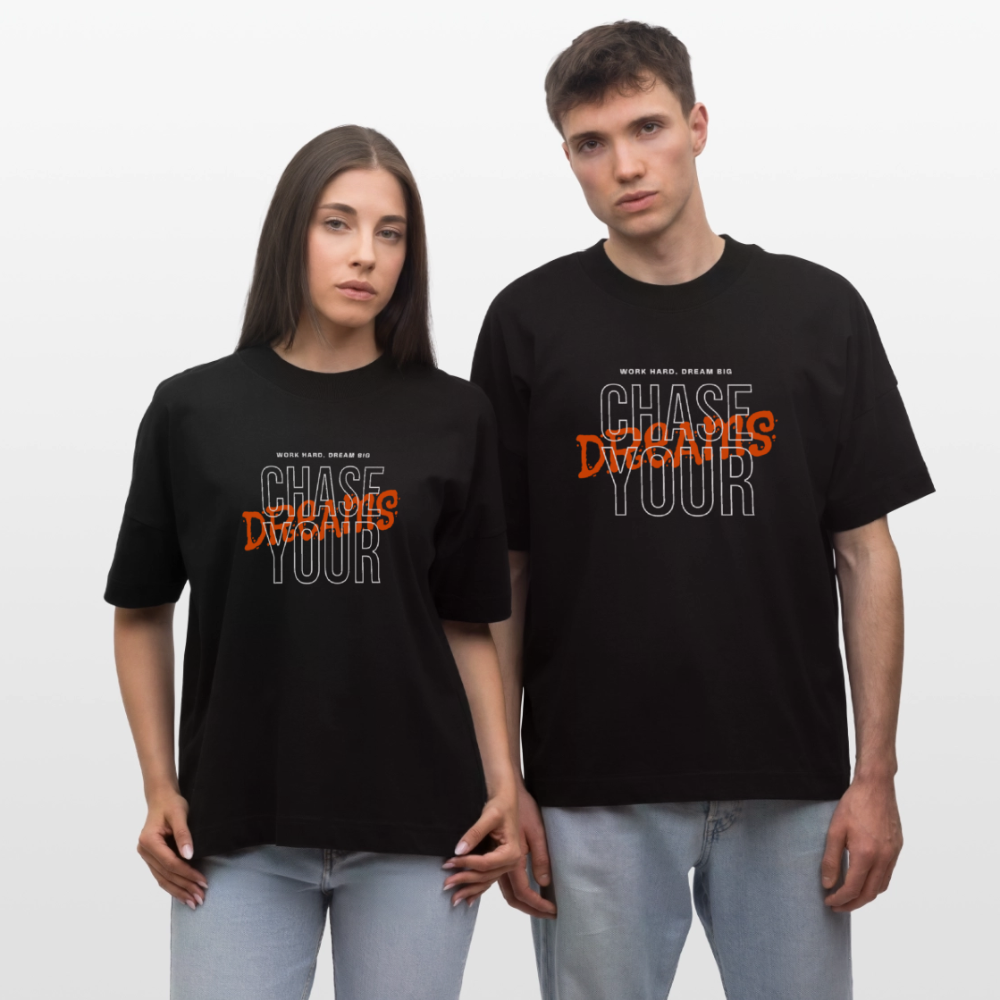 Premium Oversized Organic Shirt (Unisex) – „CHASE YOUR DREAMS“ | Premium Organic Shirt mit Statement Design, 100% Bio-Baumwolle - Schwarz
