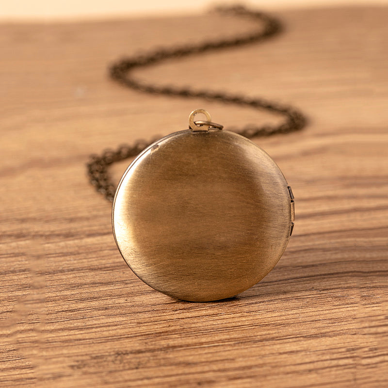 Vintage Weltkugel Medaillon Halskette | Bronze Foto Medaillon mit Globus Glasanhänger für Damen & Herren