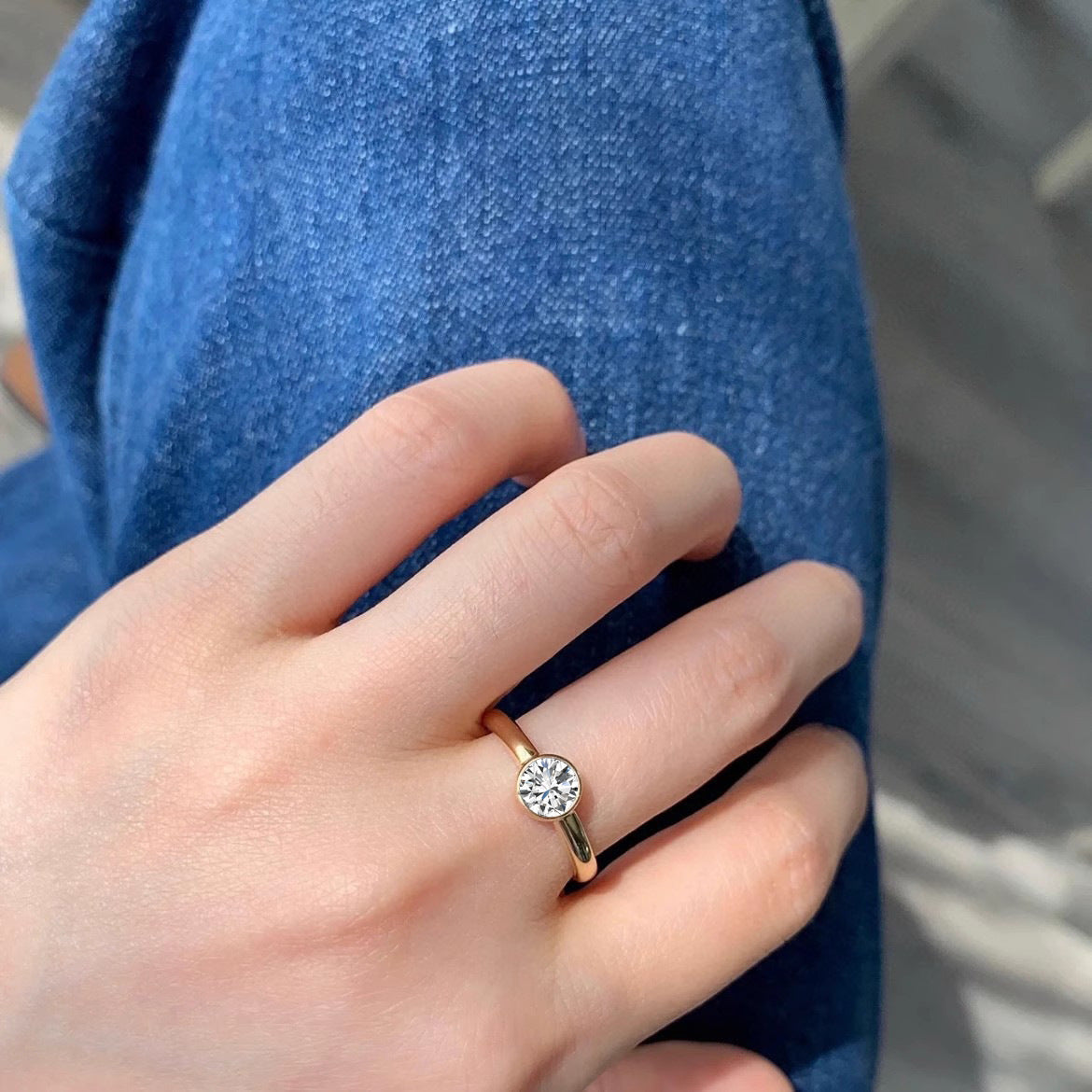 Vergoldeter Ring mit 1 Karat Zirkonia | Damenring, Light Luxury, runder Solitär, Größen 6–9