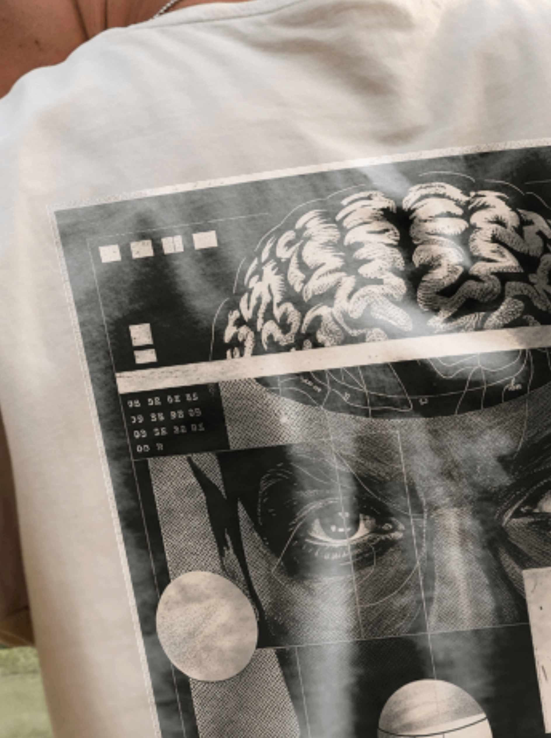 Cerebral Orbit Backprint – Premium Bio Oversized Unisex Shirt mit Gehirn- und Raumfahrt-Design