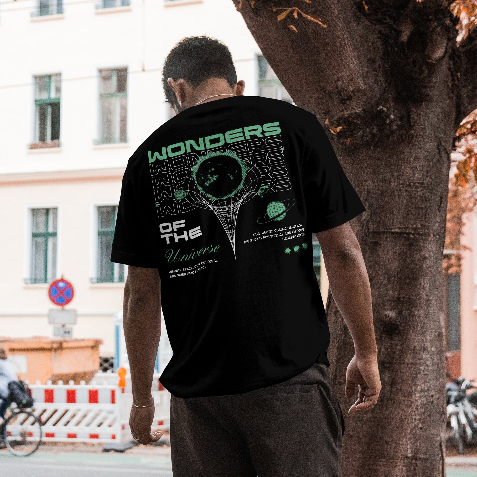 Wonders of the Universe Shirt – Oversized Bio-Shirt mit Retro Space Backprint (Unisex)