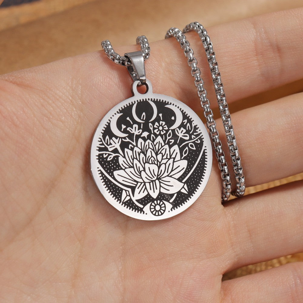 Edelstahl Kettenanhänger mit Lotus & Mond | Titanstahl Halskette, Unisex | Flower Moon Necklace