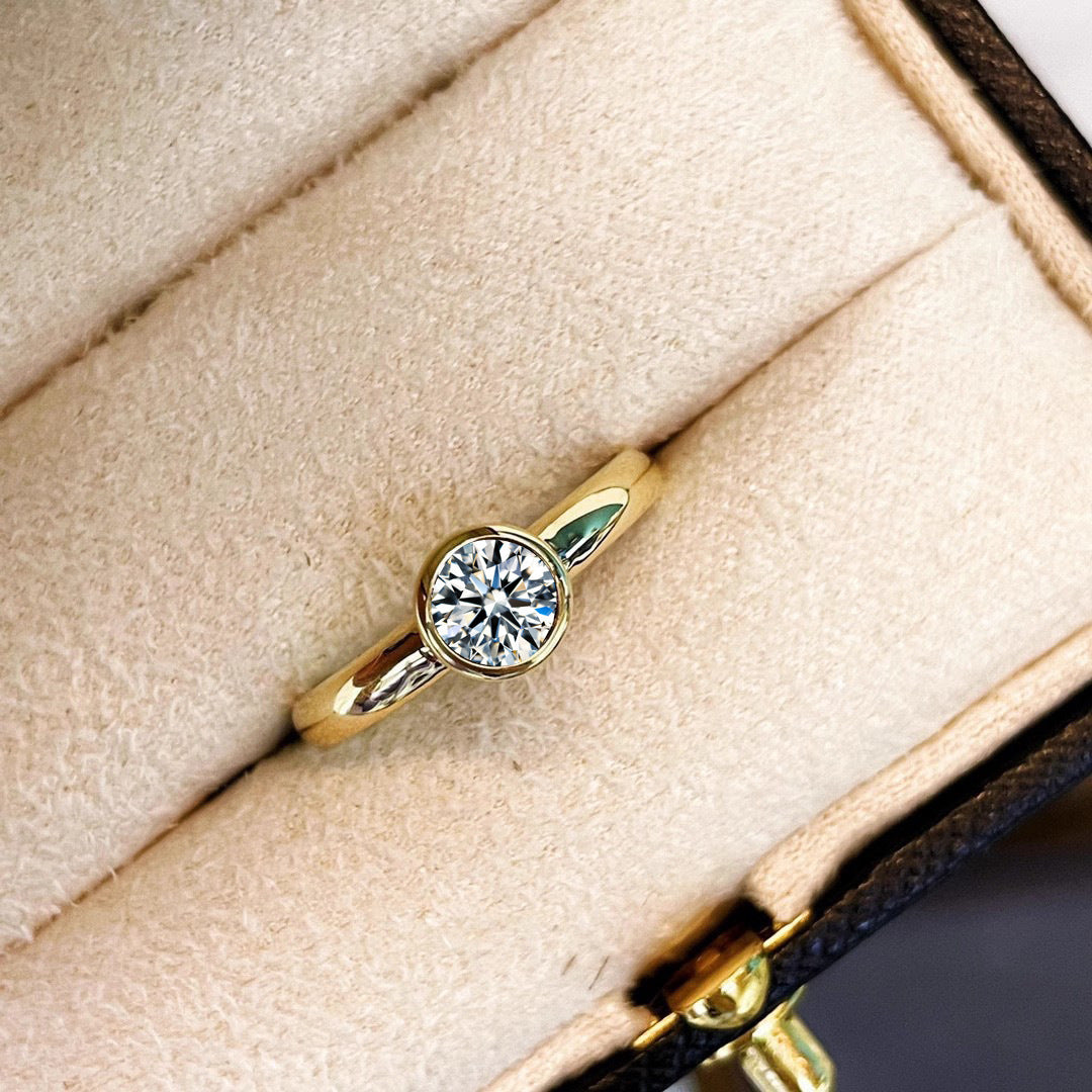 Vergoldeter Ring mit 1 Karat Zirkonia | Damenring, Light Luxury, runder Solitär, Größen 6–9